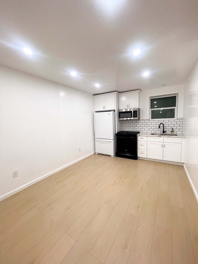 Foto del edificio - 4913-4912 Lynnfield St