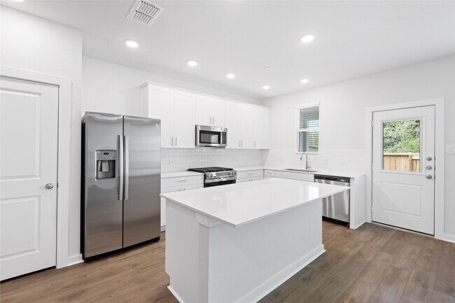Foto del edificio - 8115 Danson Ln
