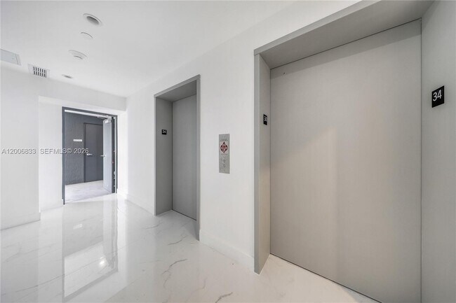 Foto del edificio - 700 NE 24th St