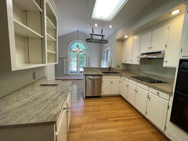 Building Photo - NW Large Home, LR, DR, Granite Counter-top...