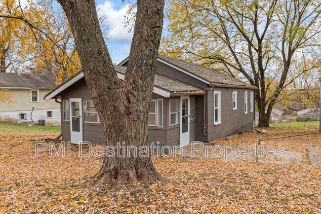 Building Photo - 320 N Cedar Ave