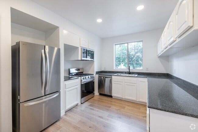 3BR, 2BA - 1,600SF - Kitchen - 4437-4439 Vista Del Monte Ave