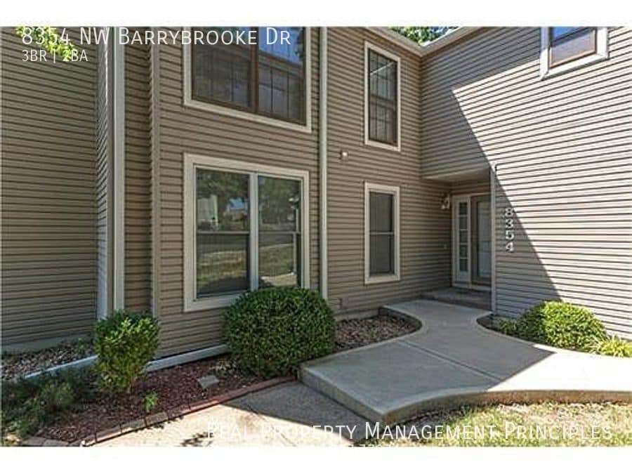 Primary Photo - Large, Pet Friendly, 3 bedroom, 2 bath Ran...