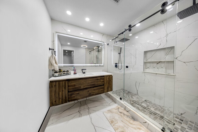 Photo - 490 W 33rd Pl House