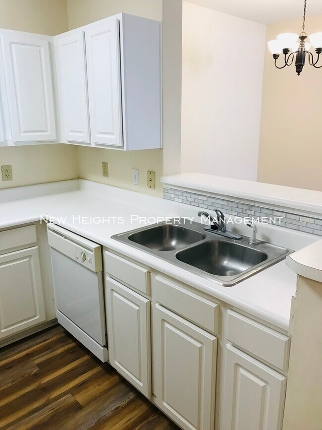 Building Photo - 1600 Long Grove Dr