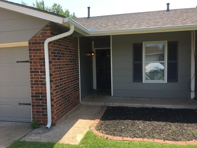 Building Photo - 10050 Southridge Dr