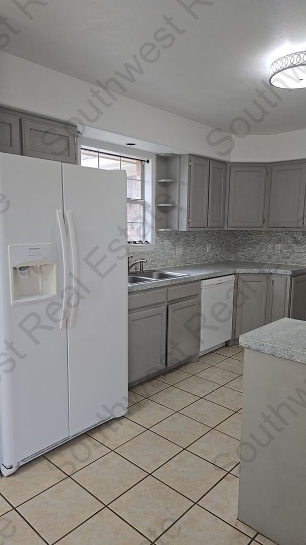 Foto del edificio - 3 bed 2 bath home- Pets Okay!