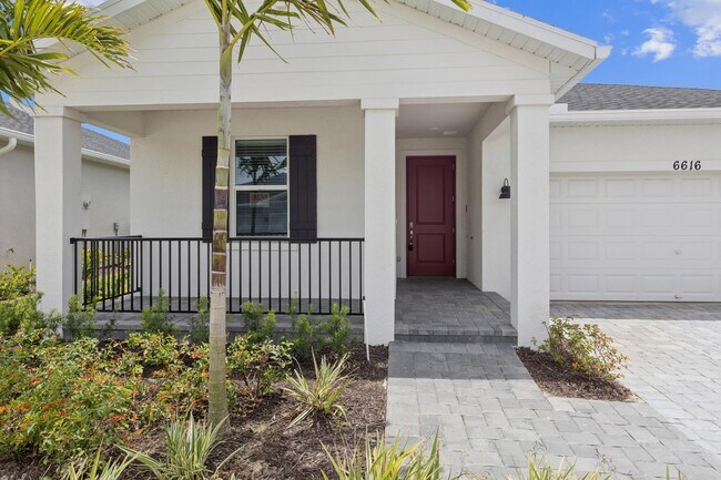 Foto del edificio - 6616 Cloverdale Ave