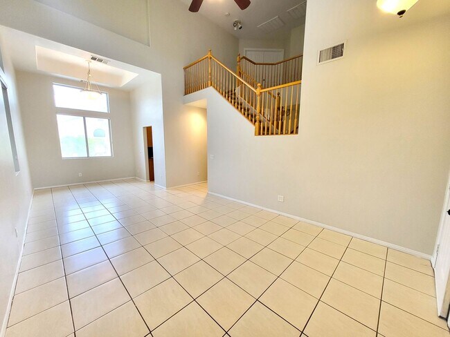 Building Photo - 4 Bedroom House, Private Pool,  Large Pets...