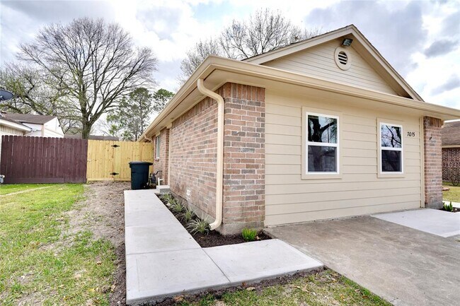 Foto del edificio - 7015 Feather Creek Dr