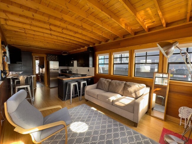 Building Photo - Floating Home on Lake Union – 1 Bed / 1 Ba...