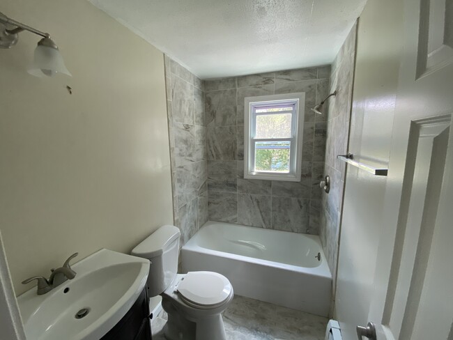 Second floor full bathroom - 150 Hilliard St