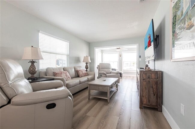 Foto del edificio - 6020 Midnight Pass Rd