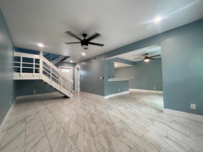 Foto del edificio - 330 Sunshine Dr