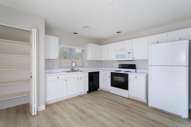 Foto del edificio - 7650 E Williams Dr