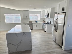 Building Photo - 1405 Termas