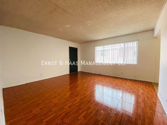 Foto del edificio - Lovely 2 Bed, 1 Bath Apartment in the Hear...