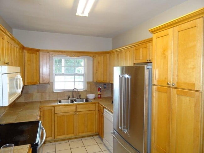 Building Photo - Gorgeous House well located 3bed 1 1/2 bat...