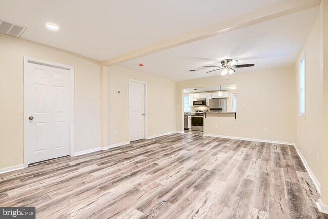Foto del edificio - 7607 Bayside Ave