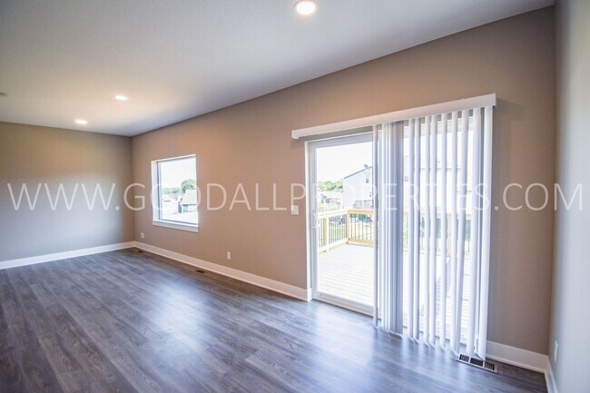 Foto del edificio - Beautiful 4 Bedroom finished walkout basem...