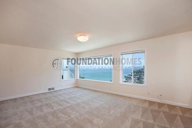 Building Photo - Spectacular Views - Top Floor Duplex - Par...