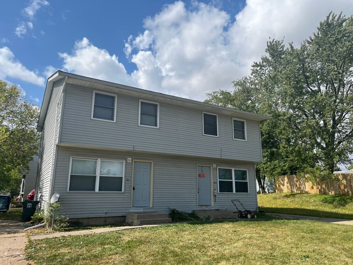 Primary Photo - 3 Bedroom Duplex in Davenport Great Price