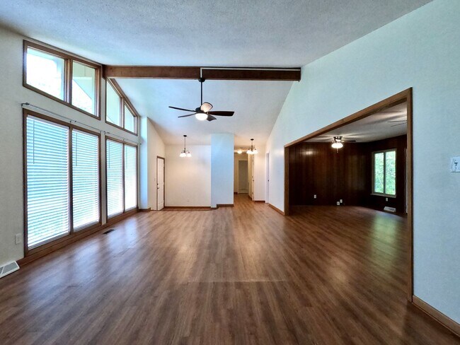 Building Photo - RANCH WITH LARGE LOT IN CRESTWOOD HILLS