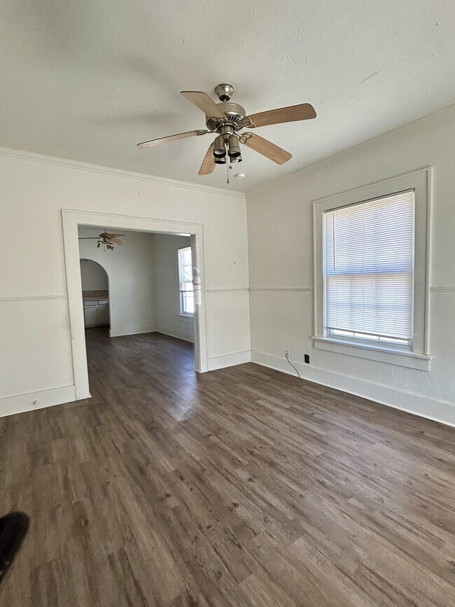 Foto del edificio - 2208 E Broadway St