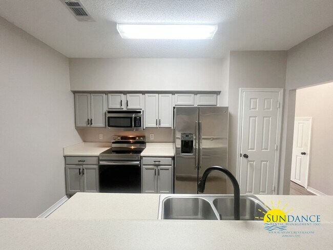 Foto del edificio - Beautiful 3 Bedroom 2-Story Unit in Navarre!