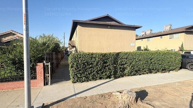 Building Photo - 2 bedroom 1.5 bathroom townhome near shopping centers and hospital! Located in the 93305 zip code...