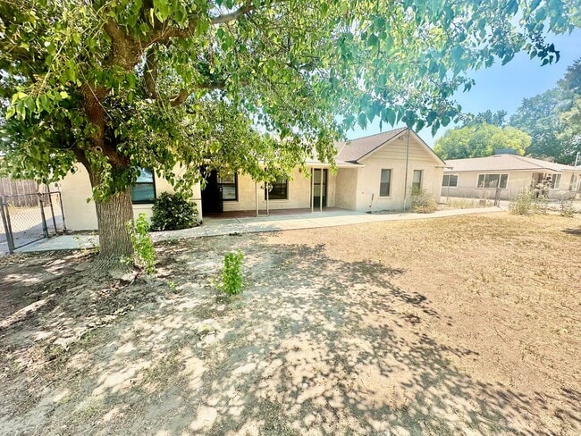 Building Photo - Fully Renovated West Fresno 4/2