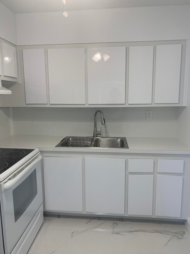 Building Photo - 321 Andover M
