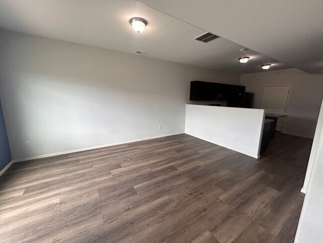 Building Photo - 3 Bed 3 bath Town Home in 80910!