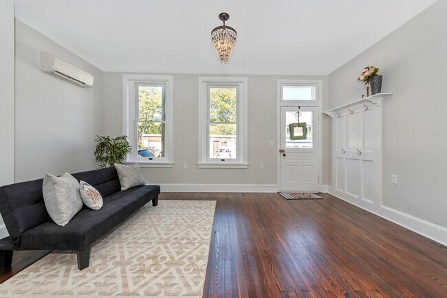 Foto del edificio - 6 W 4th St