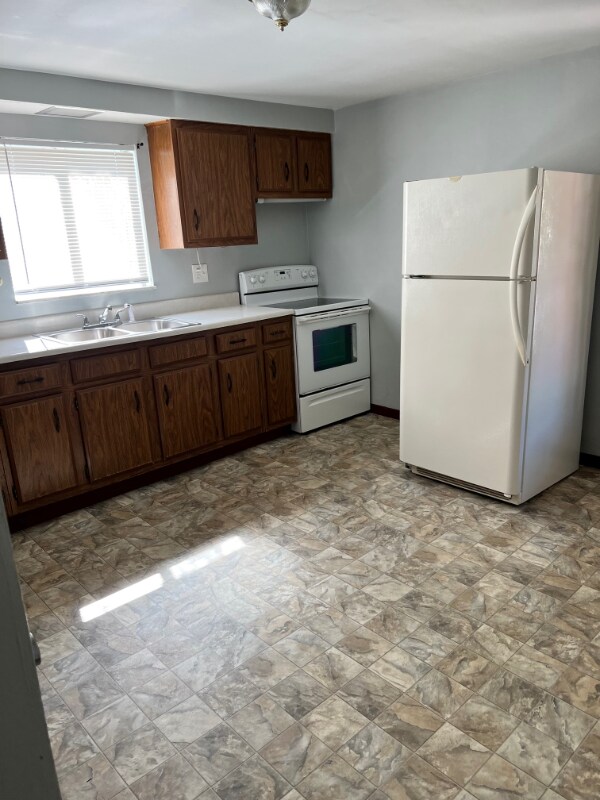 569 Pike St Unit B, Meadowlands, PA 15347 Room for Rent in