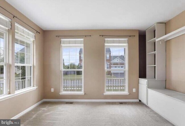 Foto del edificio - 320 Hopkins Dr