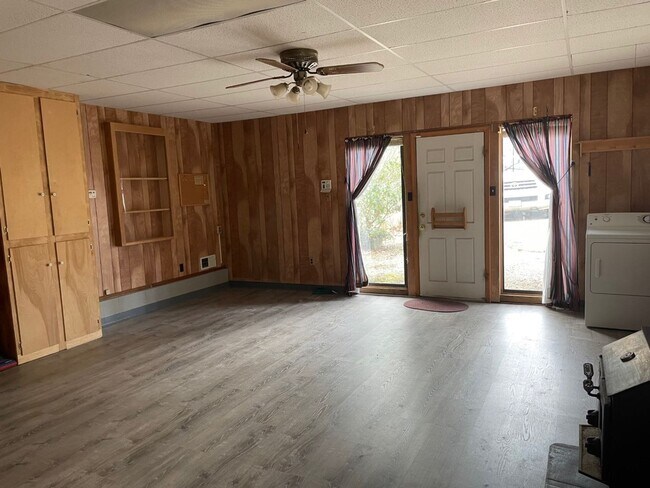 Building Photo - Lakeview Ranch Located in a Quiet Neighbor...