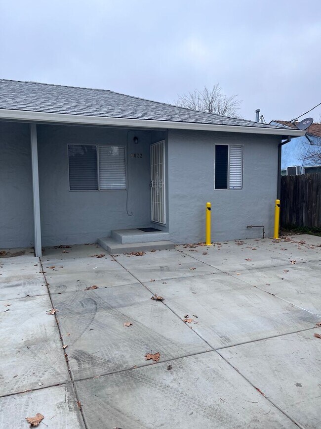 Building Photo - NICE UPDATED DUPLEX IN SACRAMENTO!!