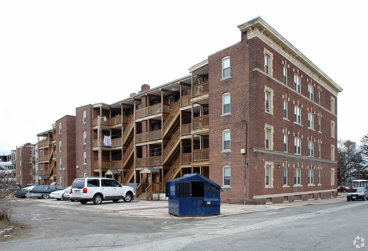 Building Photo - 589 Pleasant St