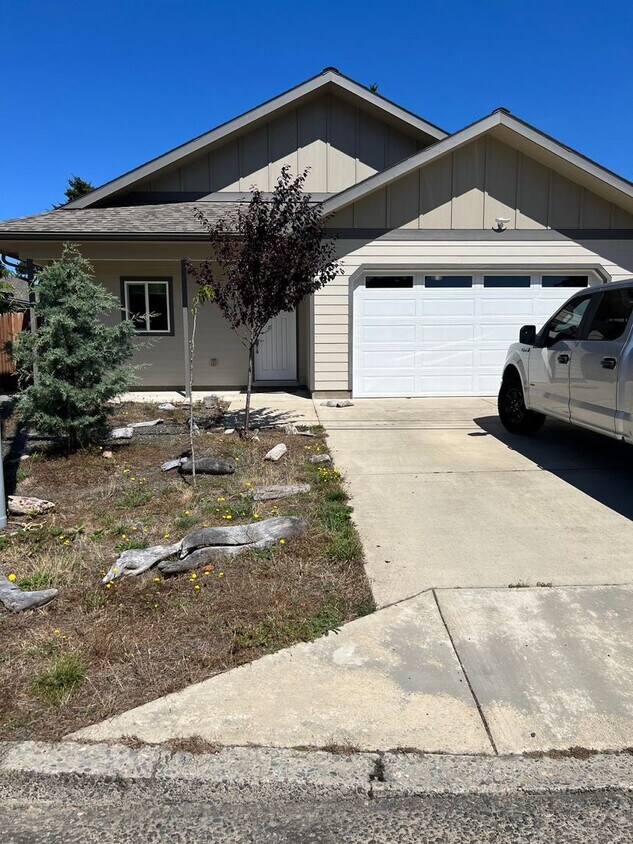 Primary Photo - Newer Built 3 bedroom, 2 bath house with u...