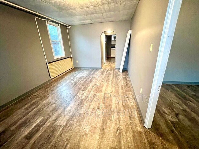 Building Photo - 881 Lenz Ave