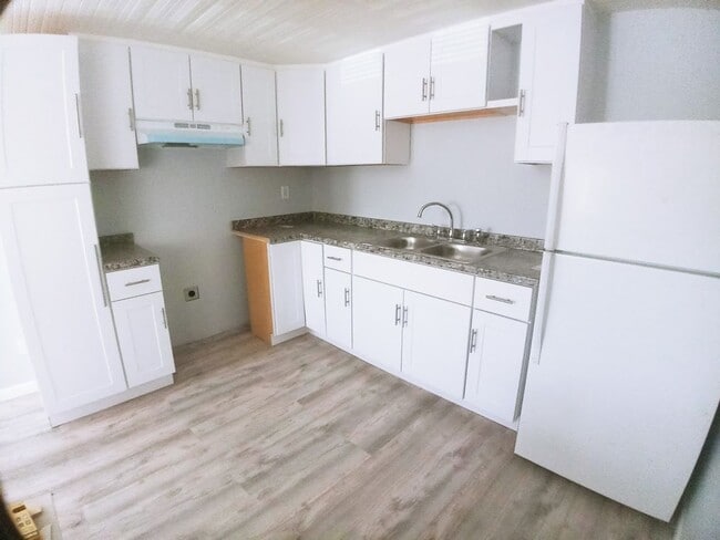 Building Photo - Newly Remodeled 1 Bedroom