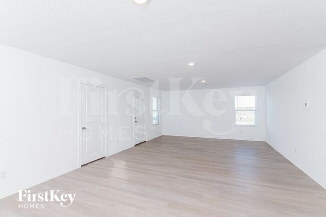 Foto del edificio - 10403 McClintock Dr