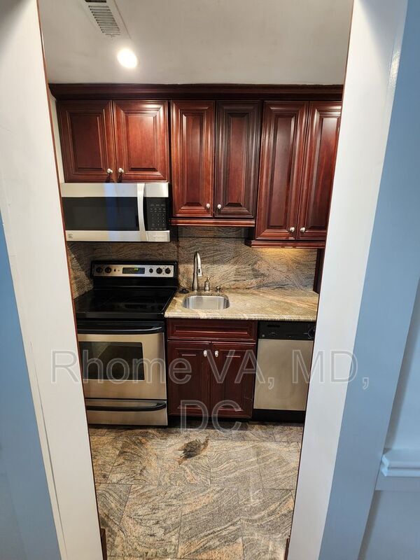 Building Photo - 1801 Queens Ln