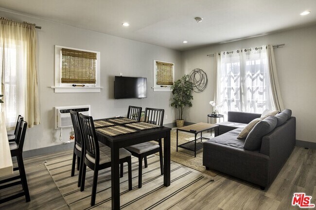 Foto del edificio - 1559 1/2 S Harvard Boulevard Unit