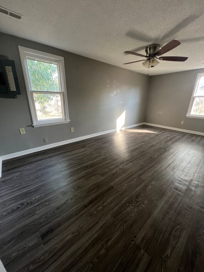 Building Photo - SUPER CUTE 2 BEDROOM 1 BATH BUNGALOW HOME!