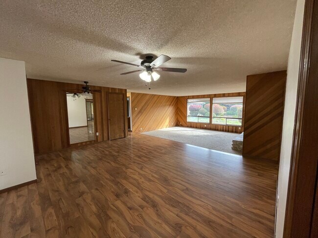 Comedor y sala de estar - 11923 Canyon Rd E