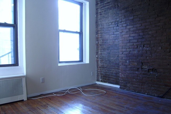 Building Photo - 251 W 18th St