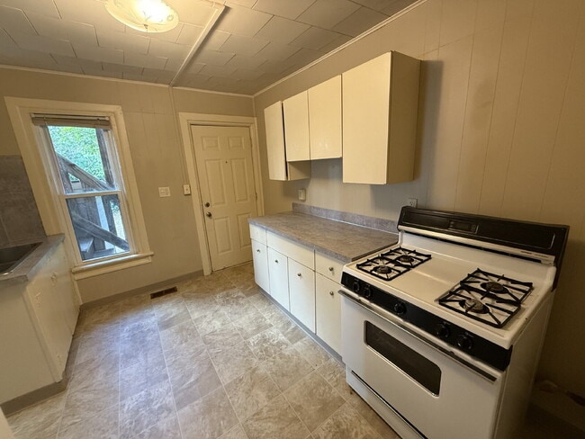 Building Photo - NW Side 1BR