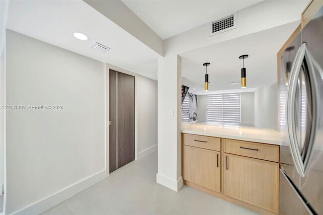 Foto del edificio - 1083 W 38th St